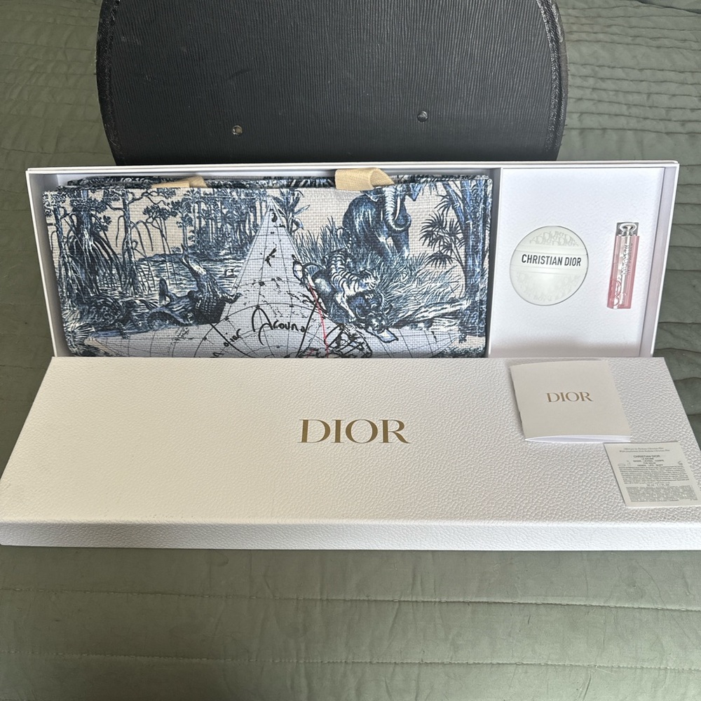 đ CHRISTIAN DIOR Ltd Ed âAround the Worldâ Raffia Tote Bag w/ Lotion & Lip Balm - Picture 2 of 12